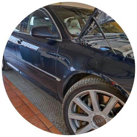 Ауди в техцентре с открытым капотом