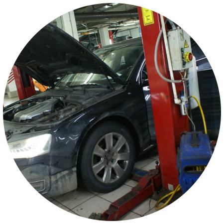 Ауди А8 в автосервисе на подъемнике