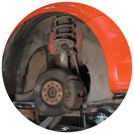 Ауди А1 в автосервисе на подъемнике