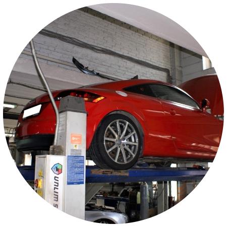 Ауди ТТ в автосервисе на подъемнике