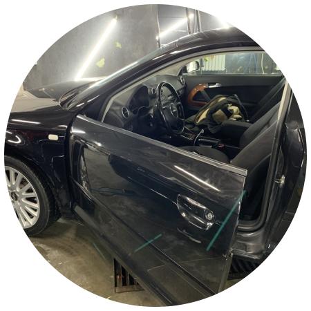 Ауди А3 в процессе замены стеклоподъемника