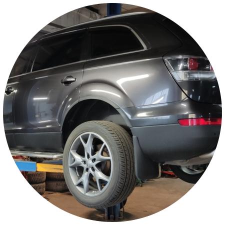 Ауди Q7 в процессе ремонта рулевой рейки