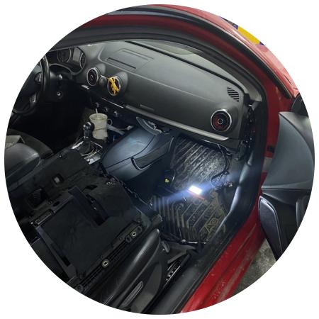 Ауди А3 в процессе замены моторчика печки