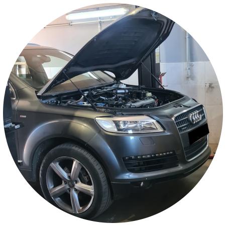 Ауди Q7 в процессе замены прокладки клапанной крышки