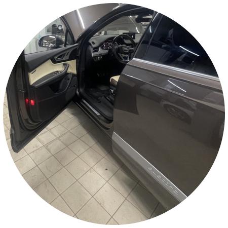 Ауди Q7 в процессе замены радиатора кондиционера