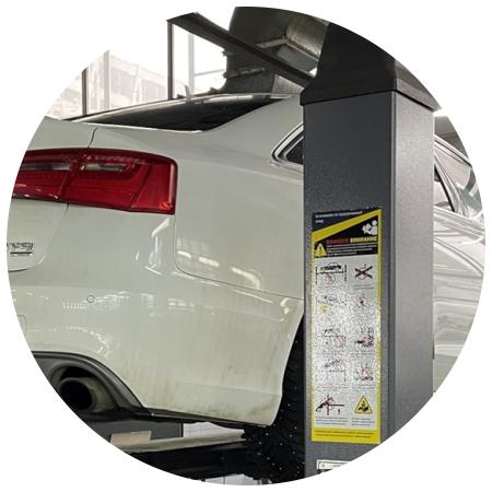 Ауди А6 на стенде после замены сайлентблоков подрамника