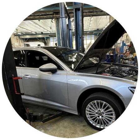 Ауди А6 в процессе замены прокладки клапанной крышки