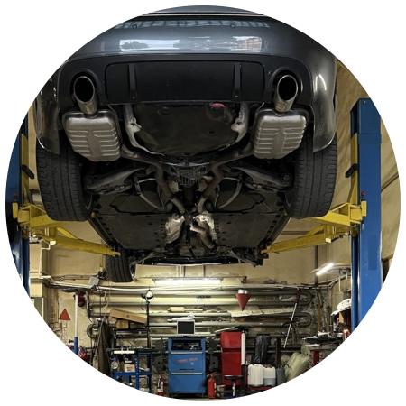 Ауди А4 в автотехцентре готовится к замене привода