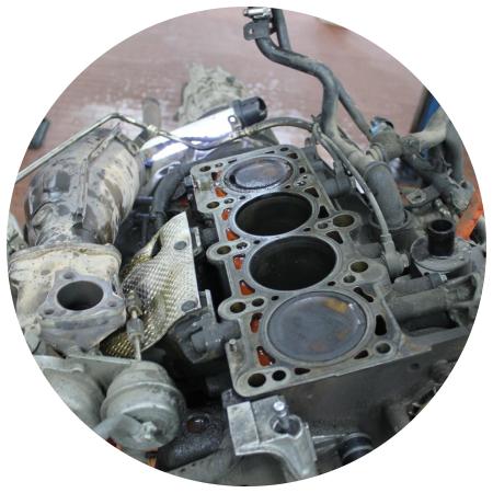 блок двигателя с поршнями