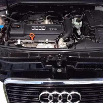 открытый капот на Ауди