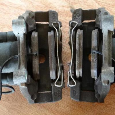 два тормозных суппорта