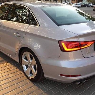 серый седан Ауди