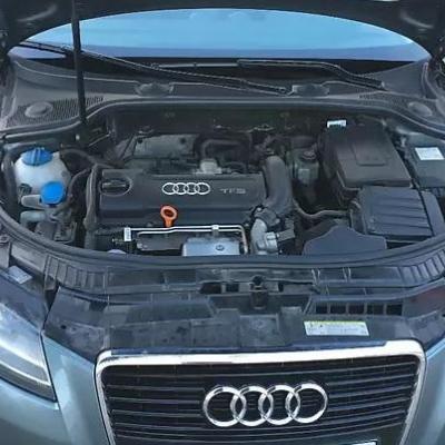 открытый капот на Ауди