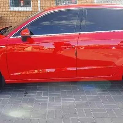 красный хетчбек сбоку