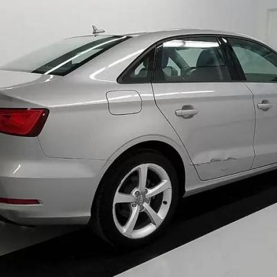 серый седан Ауди на СТО