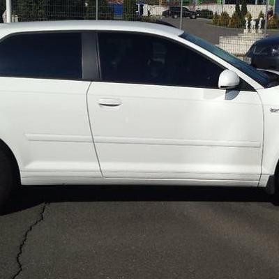 белая Ауди хетчбек сбоку