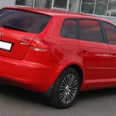 красная Ауди хетчбек сзади