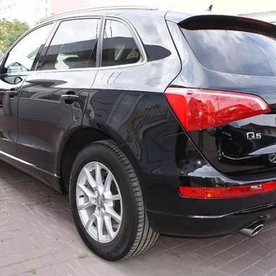 черный Q5 на улице