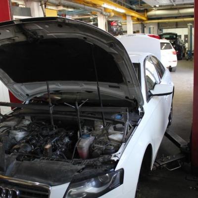 А4 в сервисе с открытым капотом