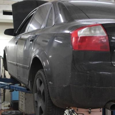 Ауди А4 на подъемнике