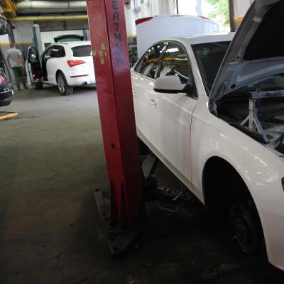 белый седан Ауди на СТО