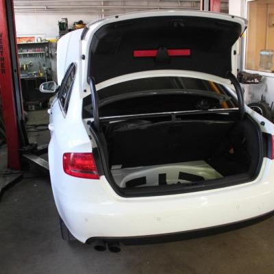 открытый багажник на Ауди