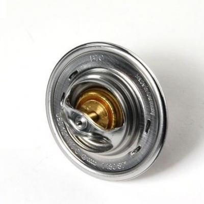 термостат на белом фоне