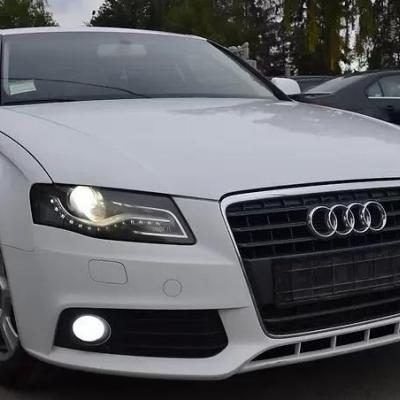 белый седан Ауди спереди