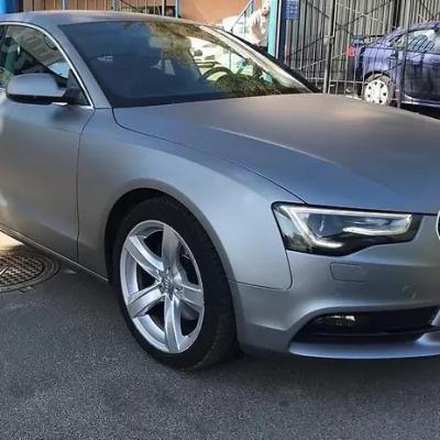 серая А5 на улице