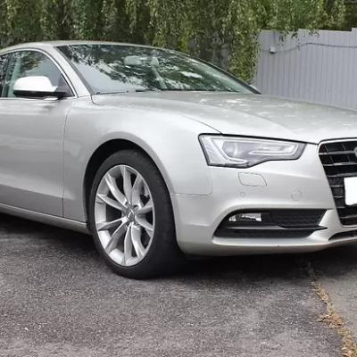 серая А5 на улице