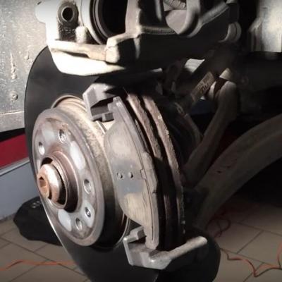 тормозной диск с колодками в суппорте