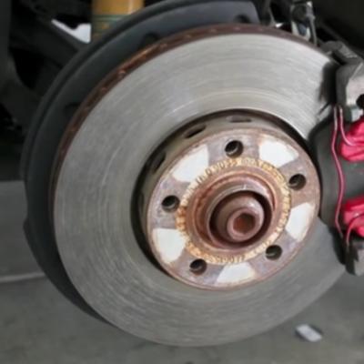 красный тормозной суппорт на диске