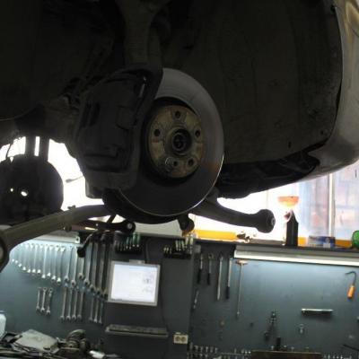 разобранная передняя подвеска на А-пятой