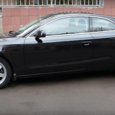 черное купе Ауди сбоку