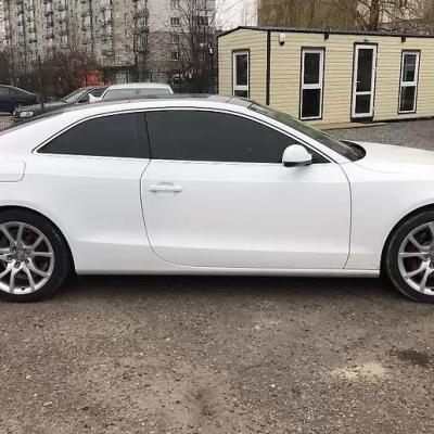 белое купе Ауди сбоку