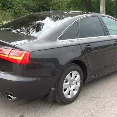 черный седан Ауди А6