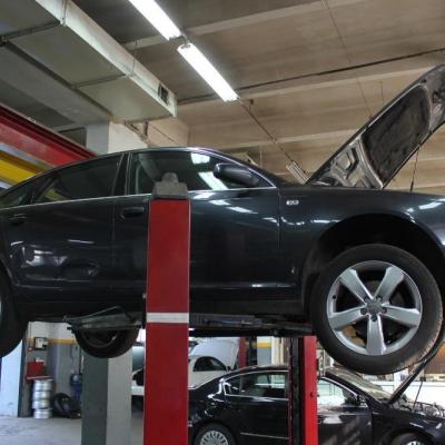 Ауди А6 на подъемнике в автосервисе