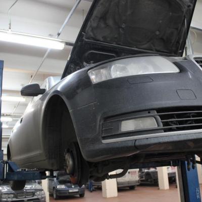 Ауди на подъемнике с открытым капотом