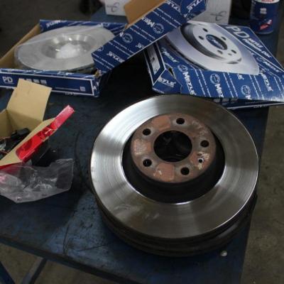 старые и новые тормозные диски на столе