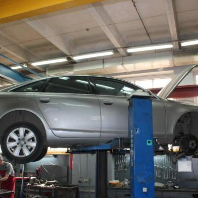 Ауди А6 на подъемнике