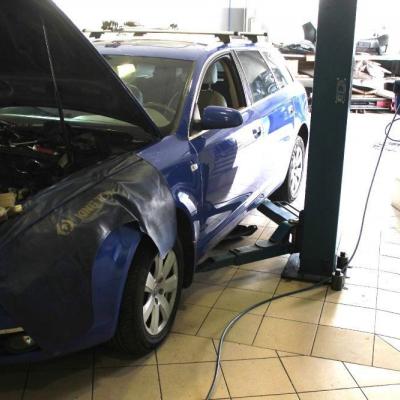 А6 с открытым капотом на СТО