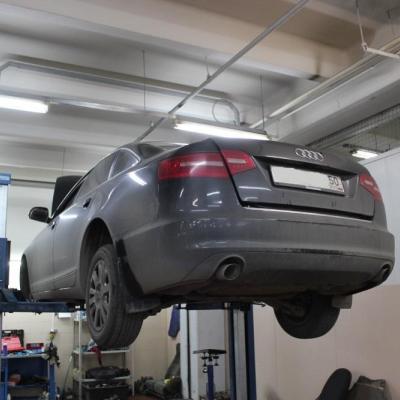 седан Ауди на подъемнике