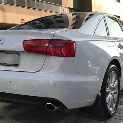 белая А6 сзади