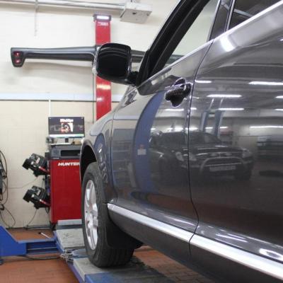 Ауди А6 на стенде сход-развала