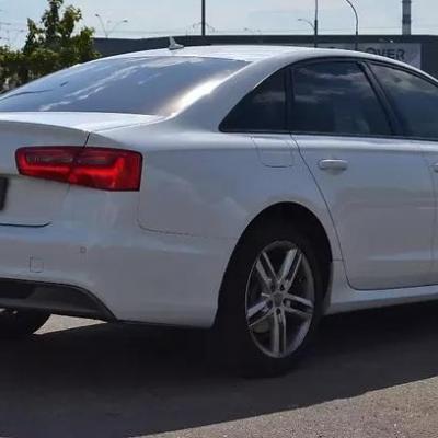 белый седан А6 на улице