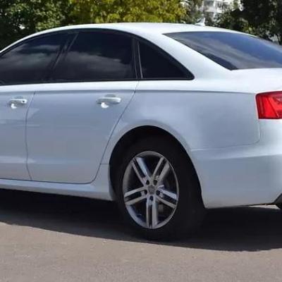 белый седан Ауди