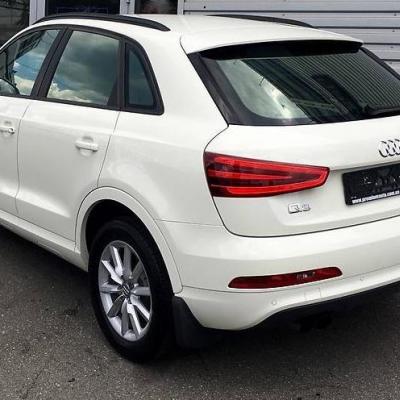 белый мини кроссовер Ауди