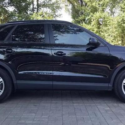 черный компактный кроссовер Ауди