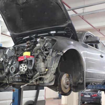 Ауди Q5 с разобранным передом на подъемнике