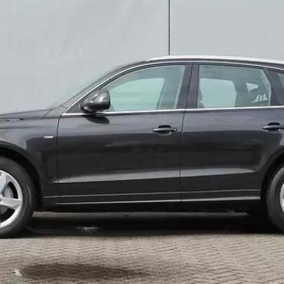 Черная Q5 сбоку